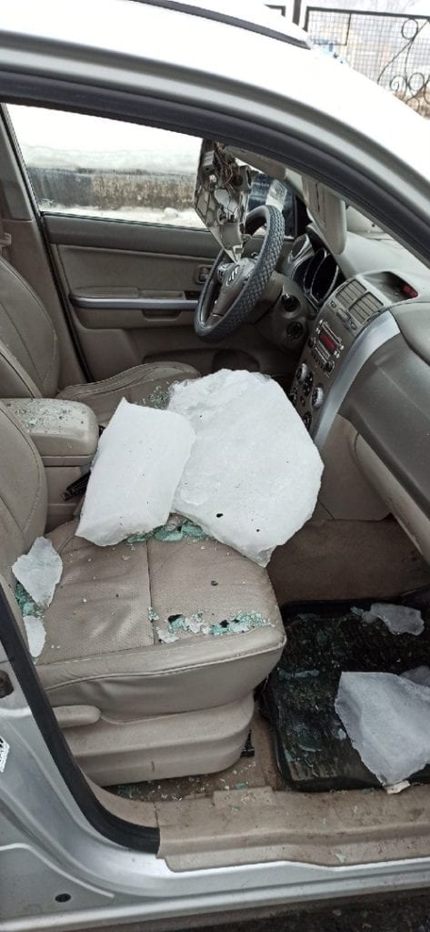 Глыба льда упала на машину на Московском шоссе в Рязани