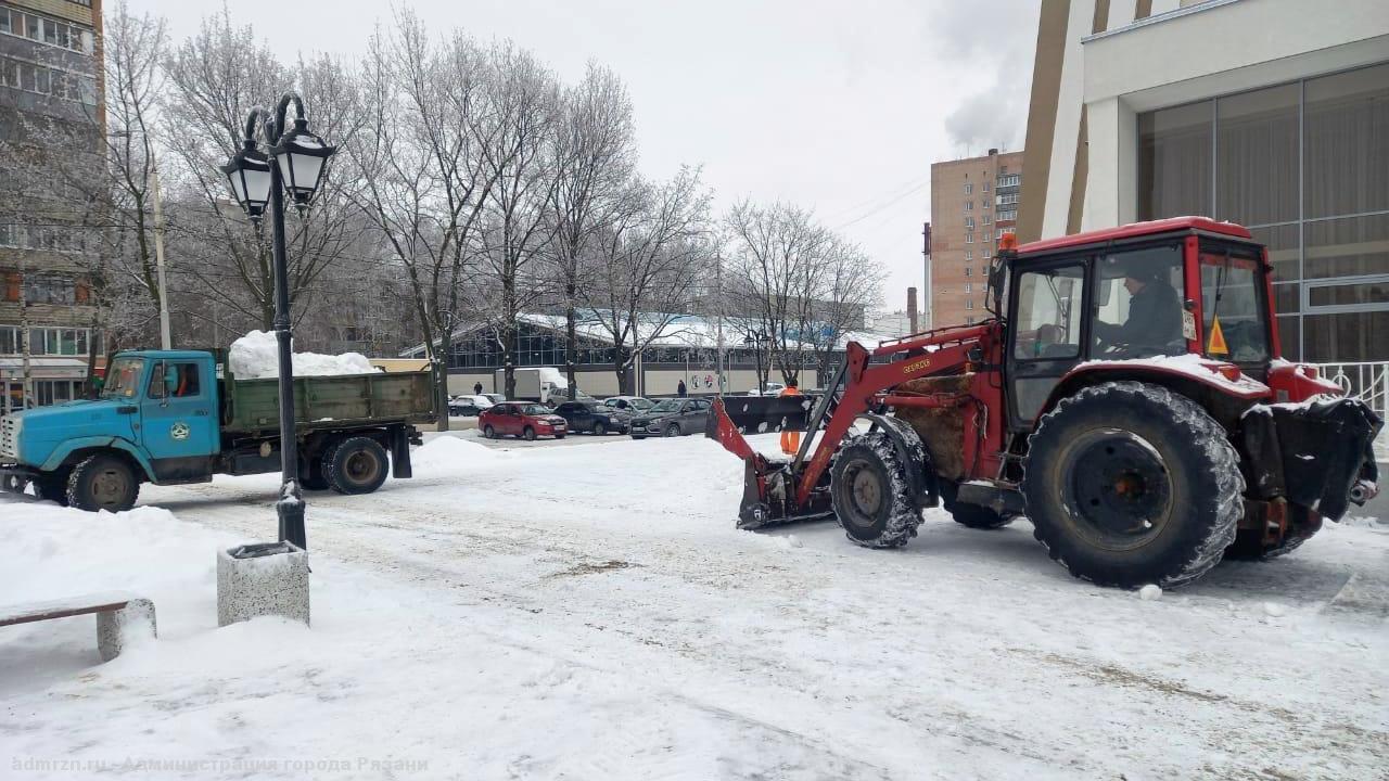 В Рязани продолжается уборка города от снега и наледи