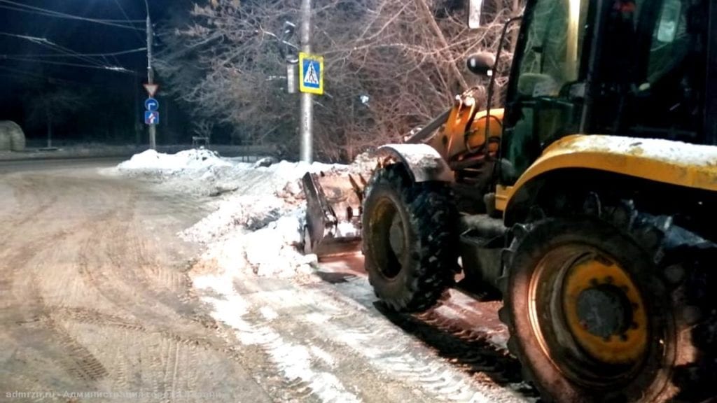 В Рязани продолжается уборка города от снега и наледи