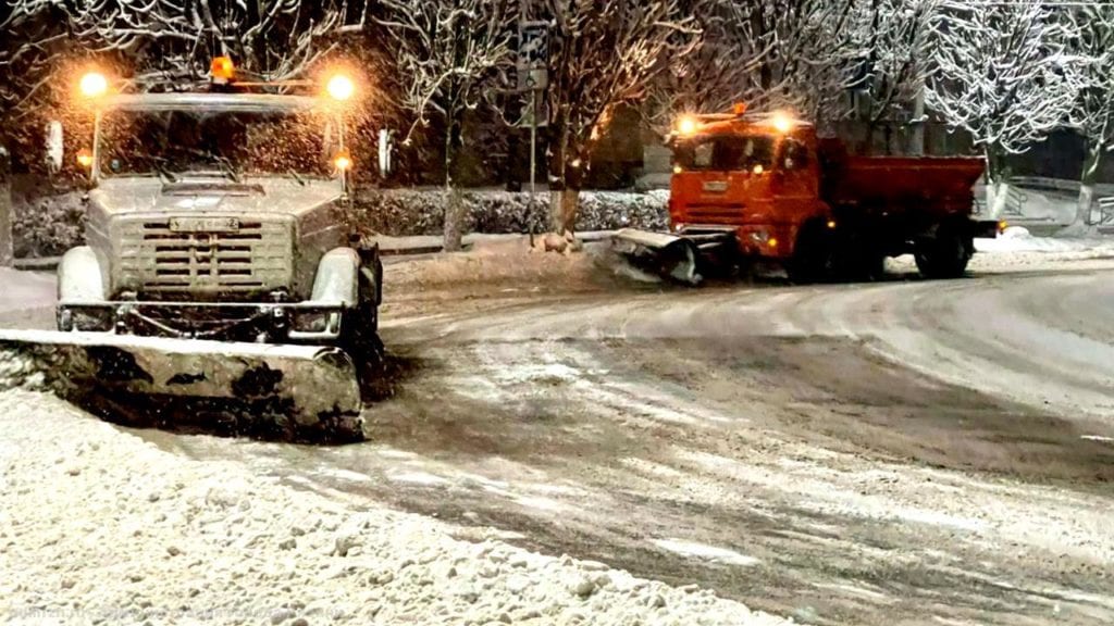 Более 100 единиц спецтехники убирали последствия ночного снегопада на рязанских улицах