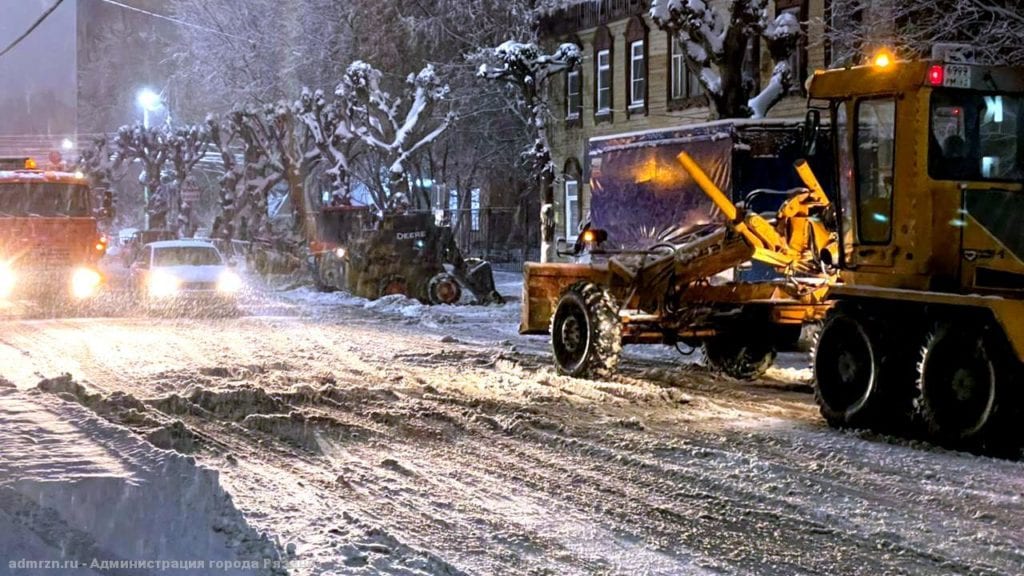 Более 100 единиц спецтехники убирали последствия ночного снегопада на рязанских улицах