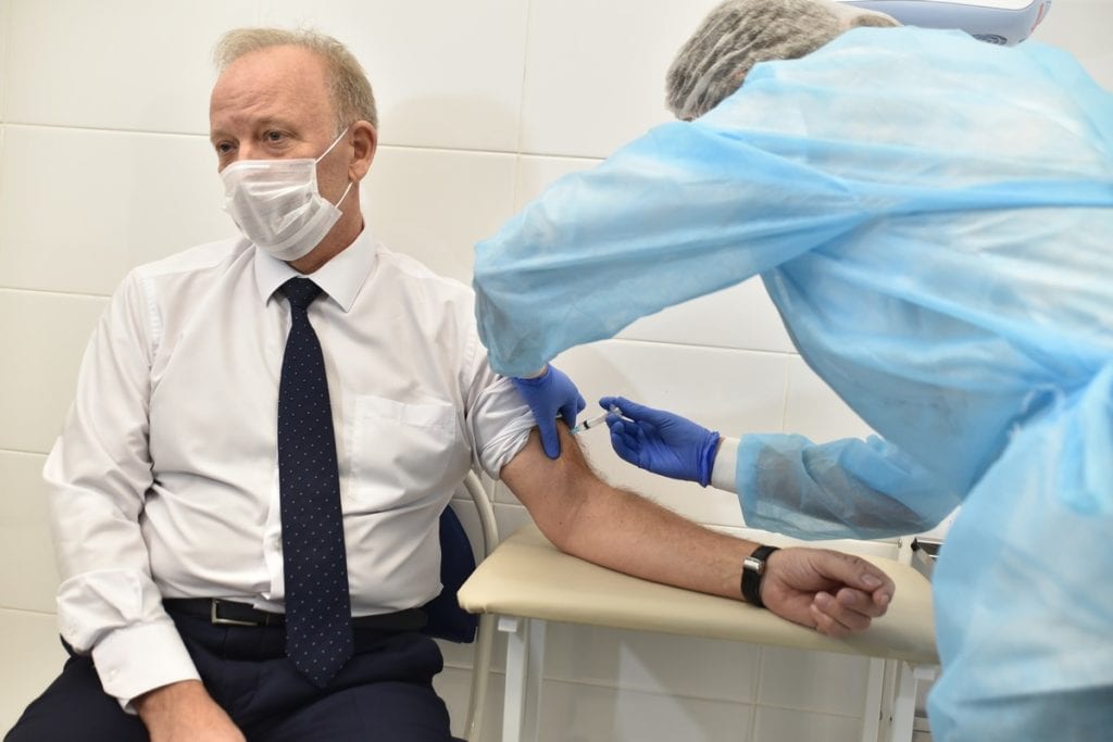 Во время посещения пунктов вакцинации Николай Любимов сделал вторую прививку от COVID-19