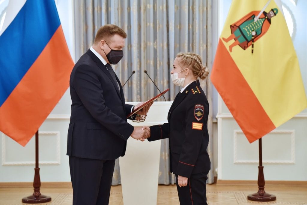 Любимов вручил именные стипендии губернатора курсантам рязанских училищ