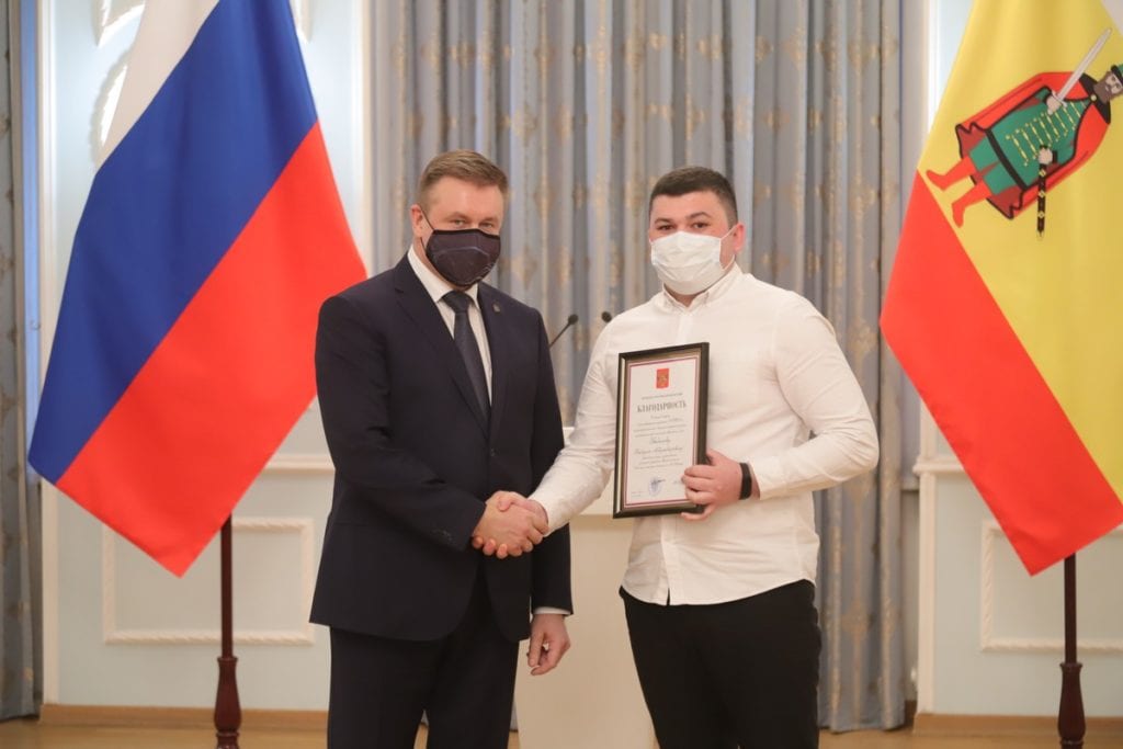 Любимов вручил награды за вклад в борьбу с коронавирусом 48 рязанским медикам