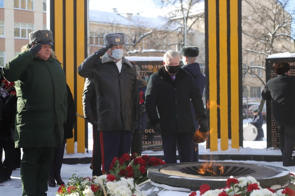 Николай Любимов возложил цветы к памятнику на площади Маргелова в честь погибших в локальных войнах