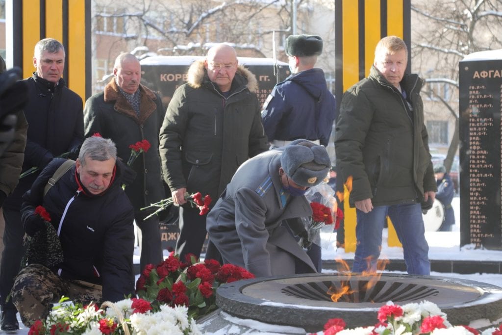 Николай Любимов возложил цветы к памятнику на площади Маргелова в честь погибших в локальных войнах