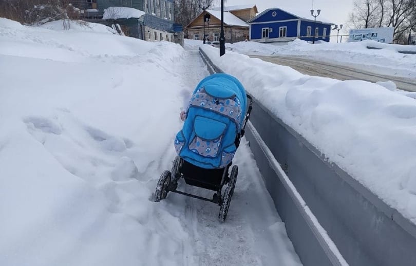 И к чему рисковать здоровьем и жизнью ребёнка: в Касимове человек попытался прогуляться по Рязанскому спуску с детской коляской