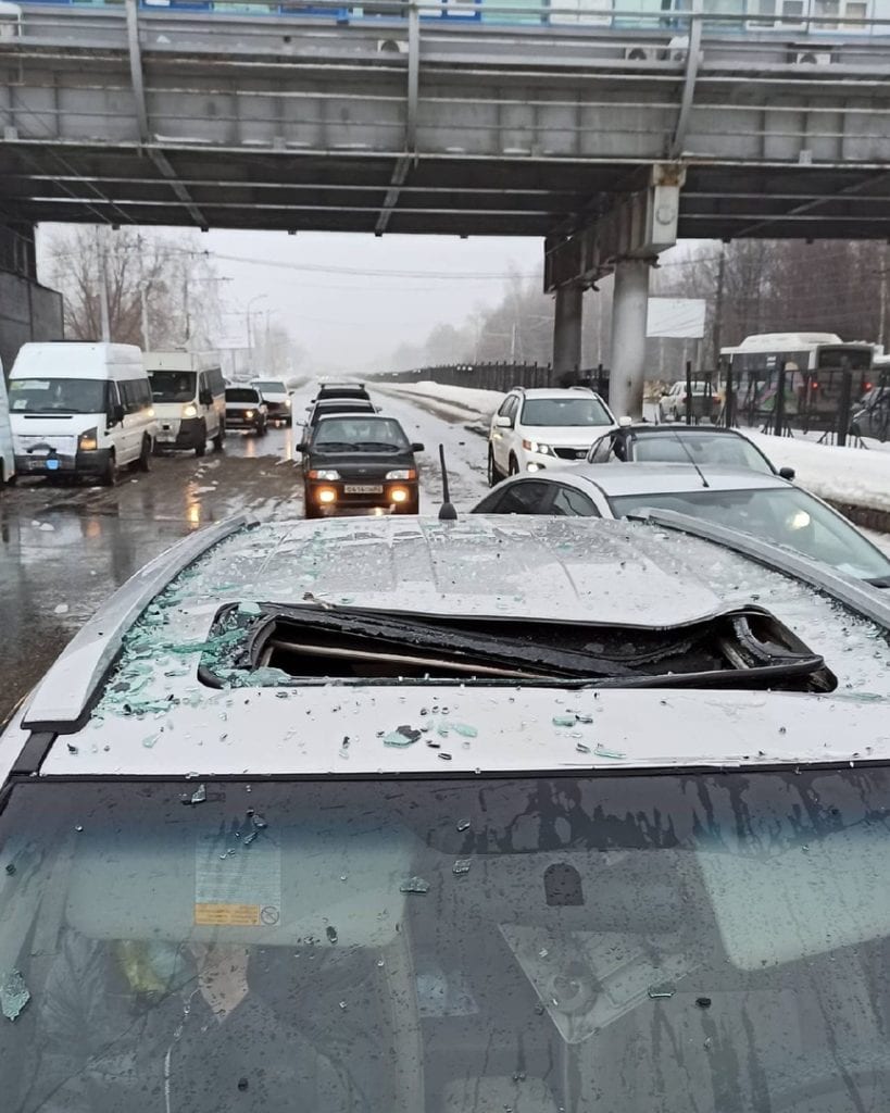 Глыба льда упала на машину на Московском шоссе в Рязани