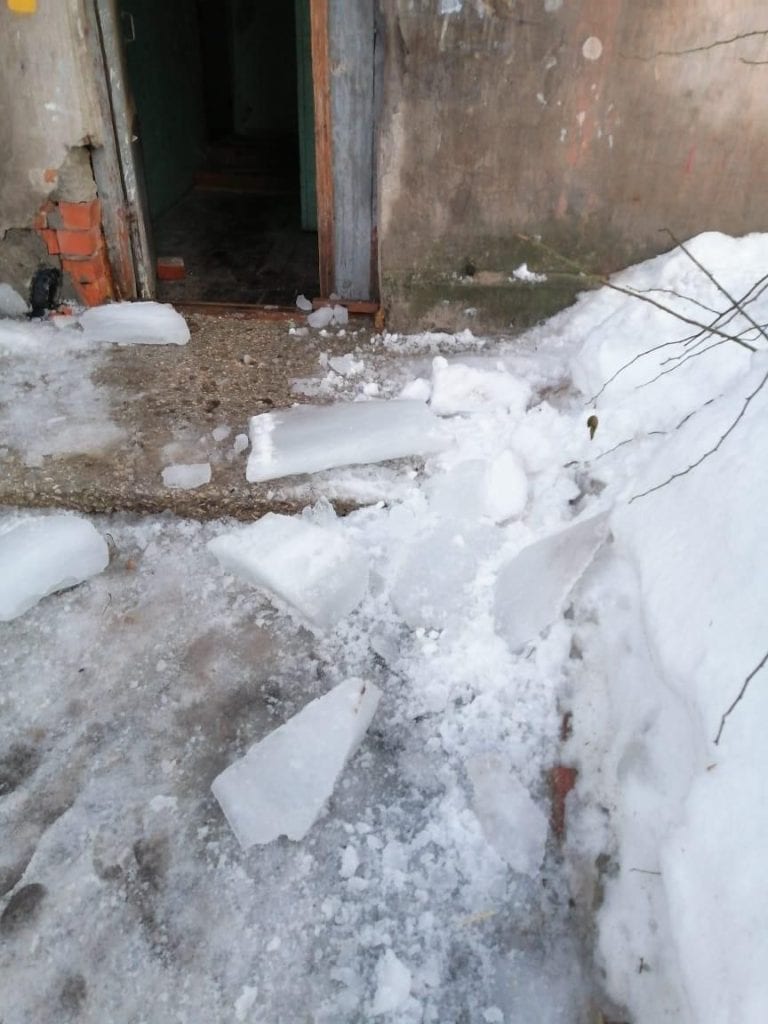 На окраине Рязани упавшая с крыши глыба льда разбила голову мужчине