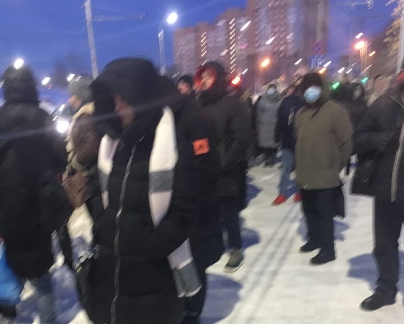 народ на остановке