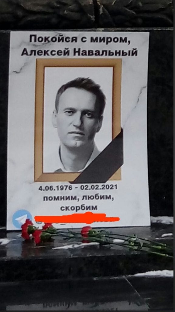 Портрет Алексея Навального поместили тюменские хулиганы к памятнику погибшим революционерам