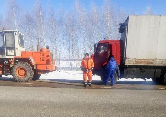 Дорожники не дали замёрзнуть водителю грузовика в Рязанской области