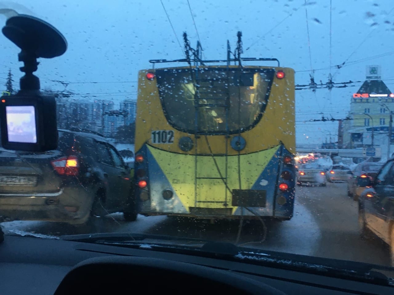 На перекрёстке в центре Рязани столкнулись троллейбус и кроссовер