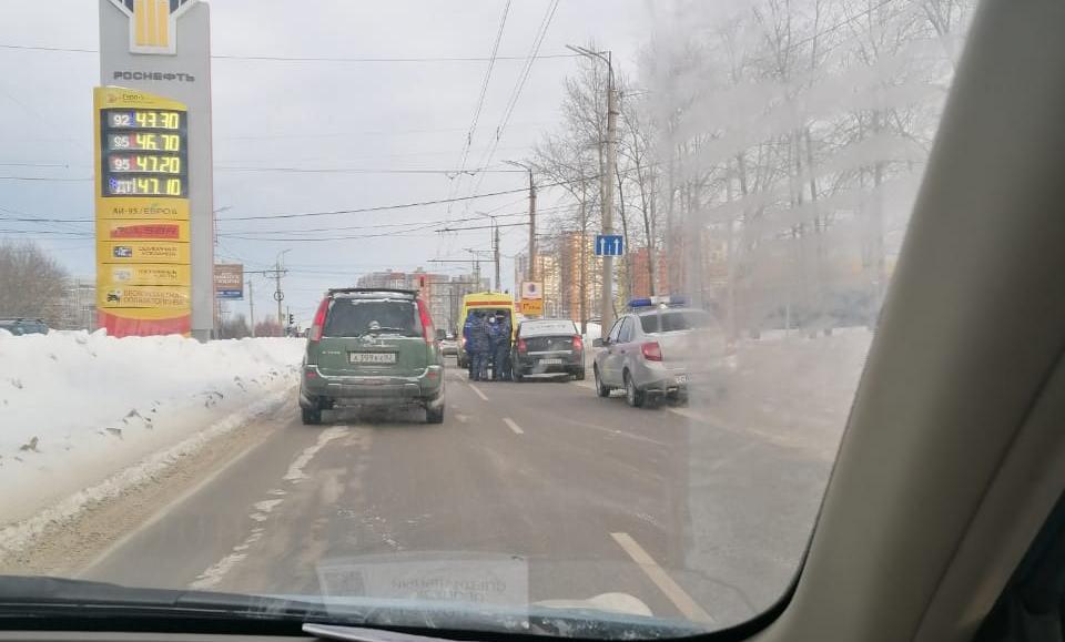 В Дашково-Песочне заметили такси, рядом с которым находятся реанимация и силовики