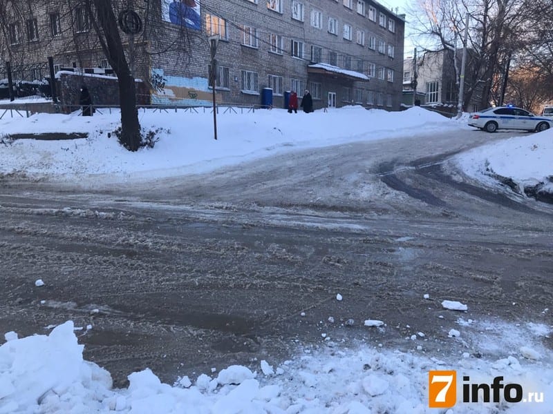 Фоторепортаж с улиц Каширина и Семинарской, которые перекрыли из-за аварии на водопроводе