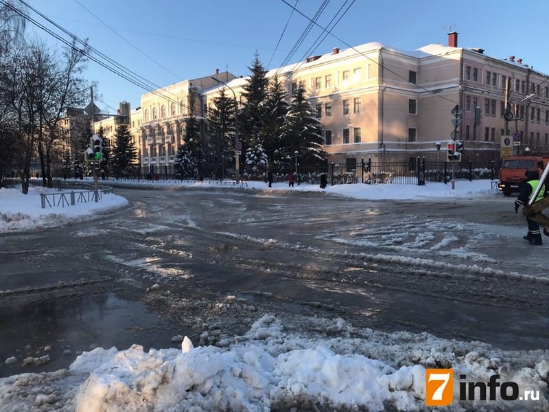 Фоторепортаж с улиц Каширина и Семинарской, которые перекрыли из-за аварии на водопроводе
