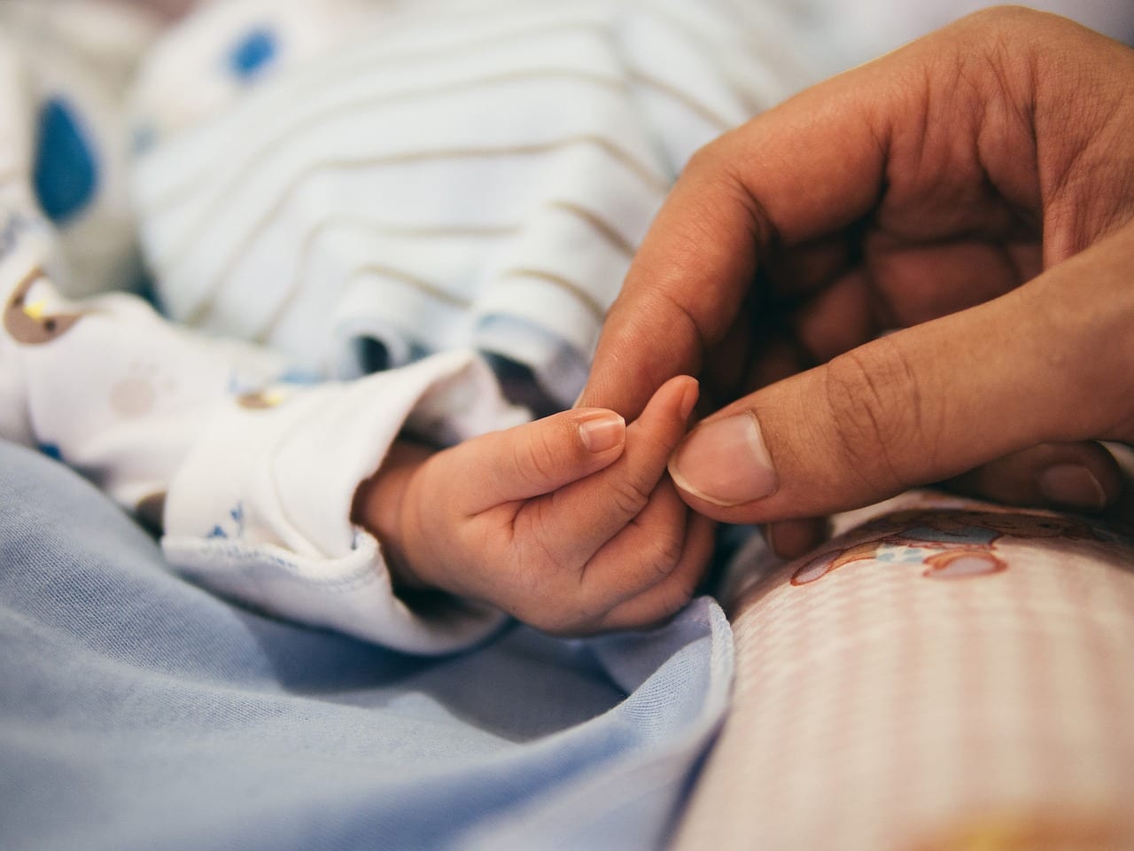 В Липецке новорожденной девочке чуть не ампутировали руку из-за катетера
