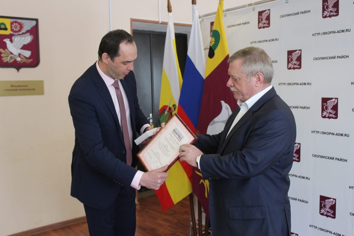 Главу администрации Скопинского района наградили за многолетний труд
