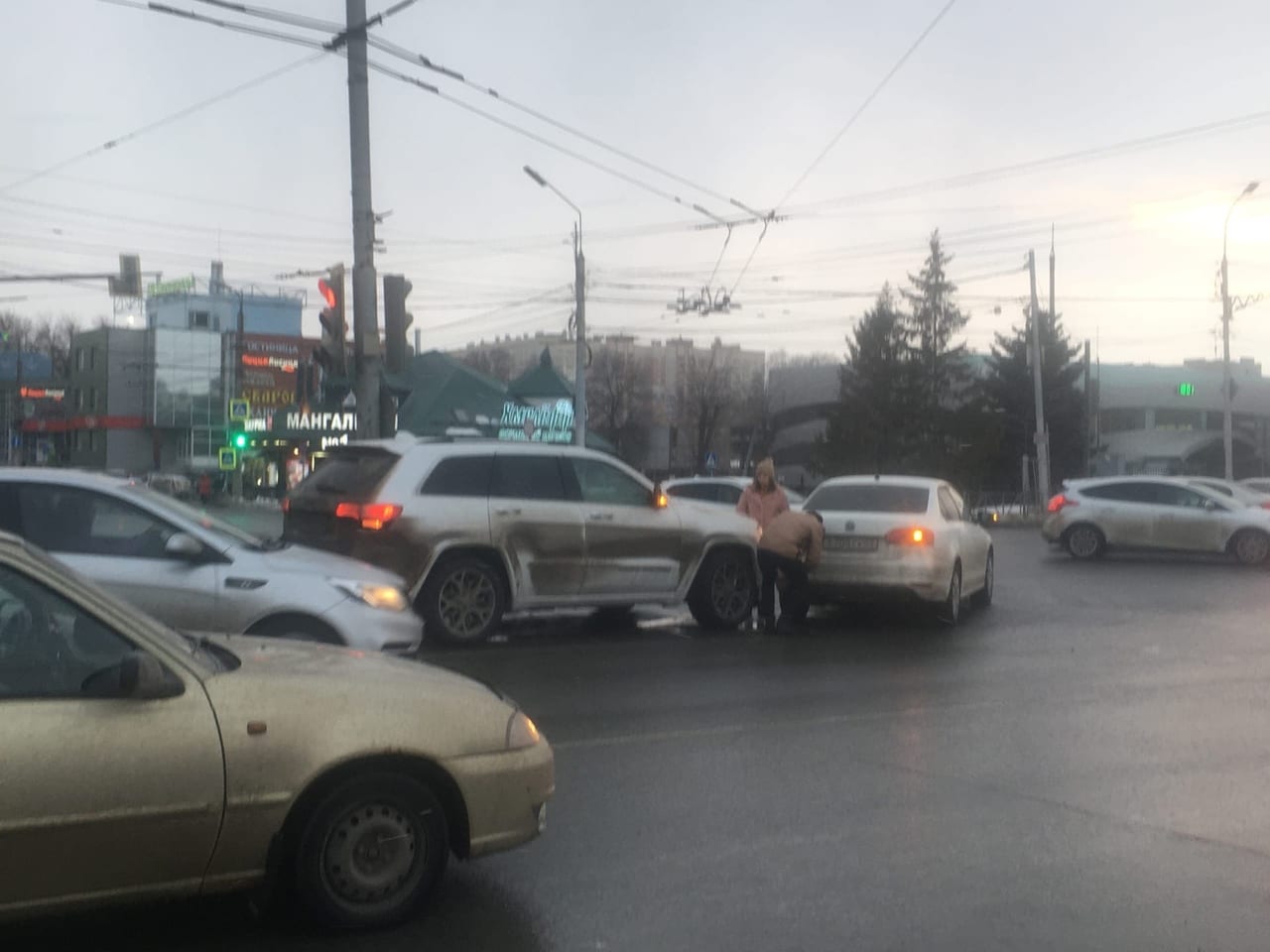 В Рязани у автовокзала столкнулись внедорожник и легковушка