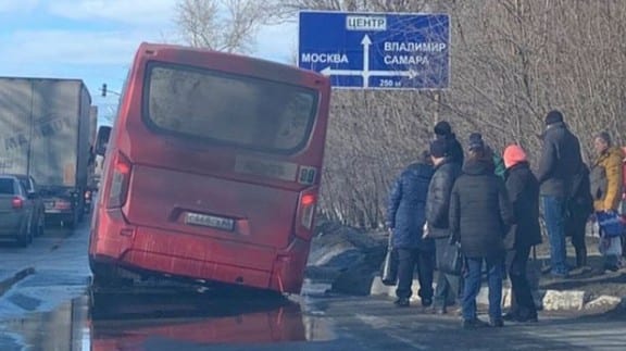 В рязани провалилась машина