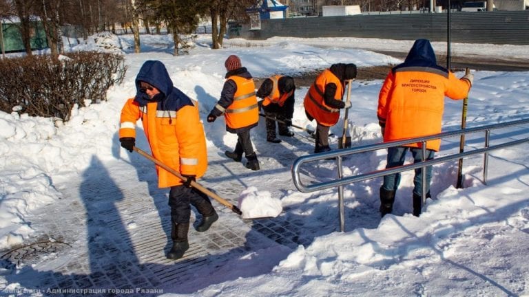 Рязанским дворникам выдали «человеческие лопаты» после вмешательства губернатора Любимова