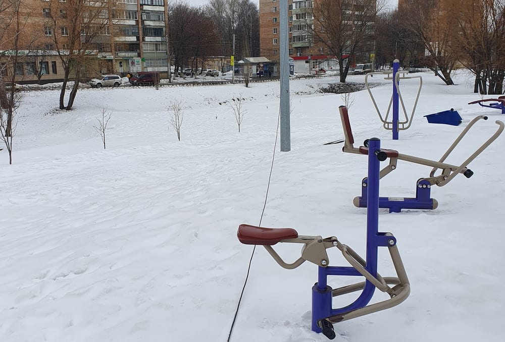 На детской площадке в Рязани оборвались электропровода