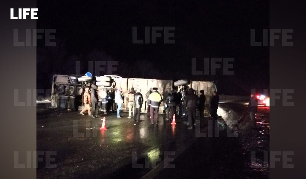 Рейсовый автобус опрокинулся в Рязанской области, пострадали 17 человек