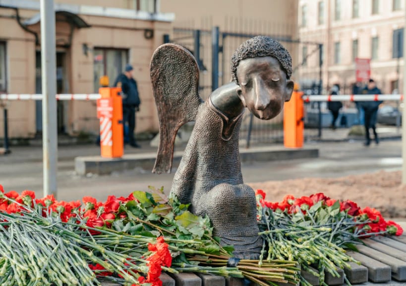 В Петербурге открыли памятник погибшим от коронавируса медикам