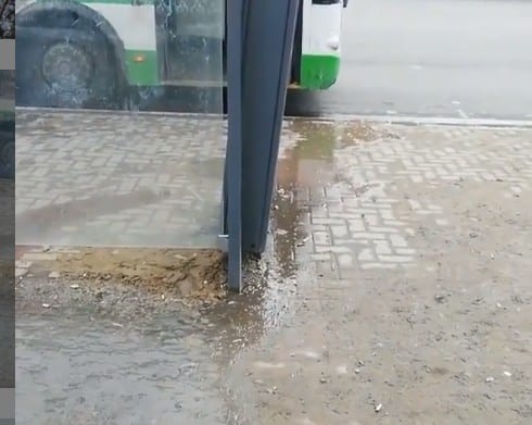 В центре Рязани разваливается остановка общественного транспорта
