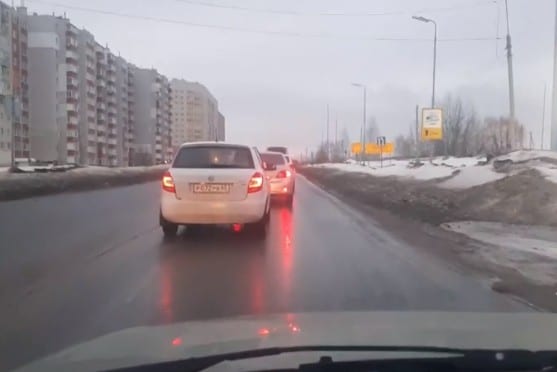 Рязанский водитель пожаловался на пробку перед платным путепроводом