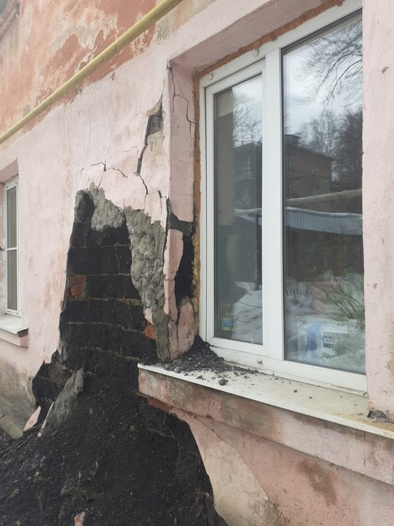На улице Ленинского Комсомола начал рушиться дом