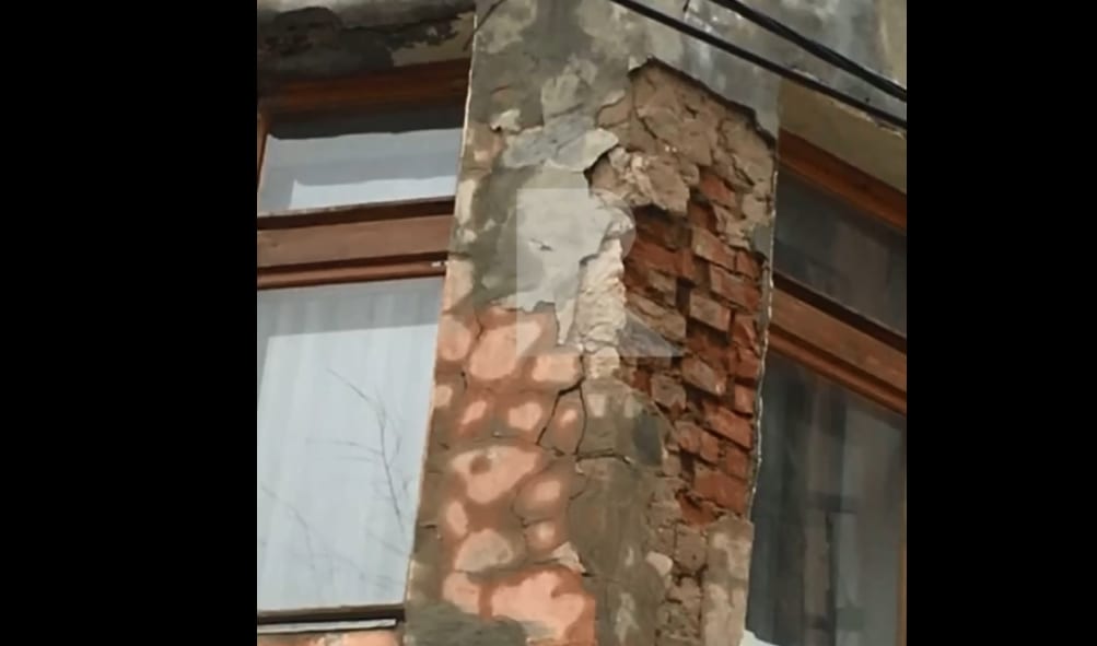 В Рязани разрушается фасад жилого дома