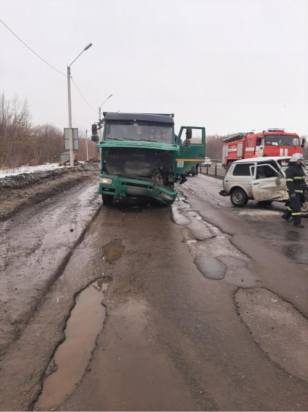 Водителя "Нивы" госпитализировали после столкновения с грузовиком на Северной окружной в Рязани