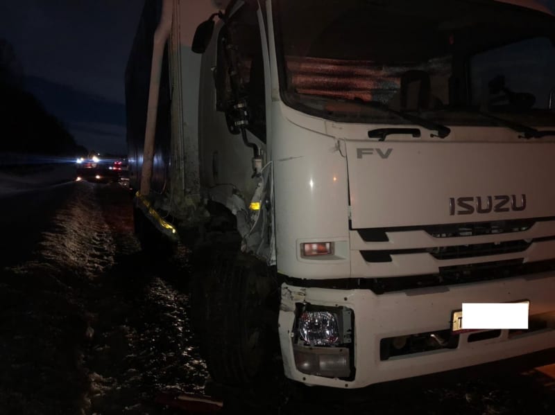 В Рязанском районе автомобиль "Исузу" сбил пешехода и врезался в грузовик "МАН"