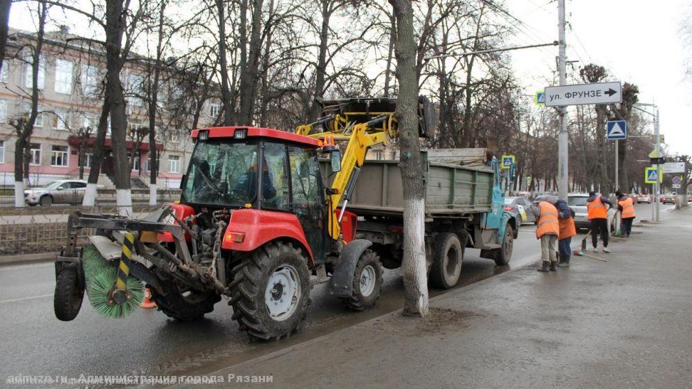 На улицы Рязани выехали автомобили-пылесосы и трактора-щётки