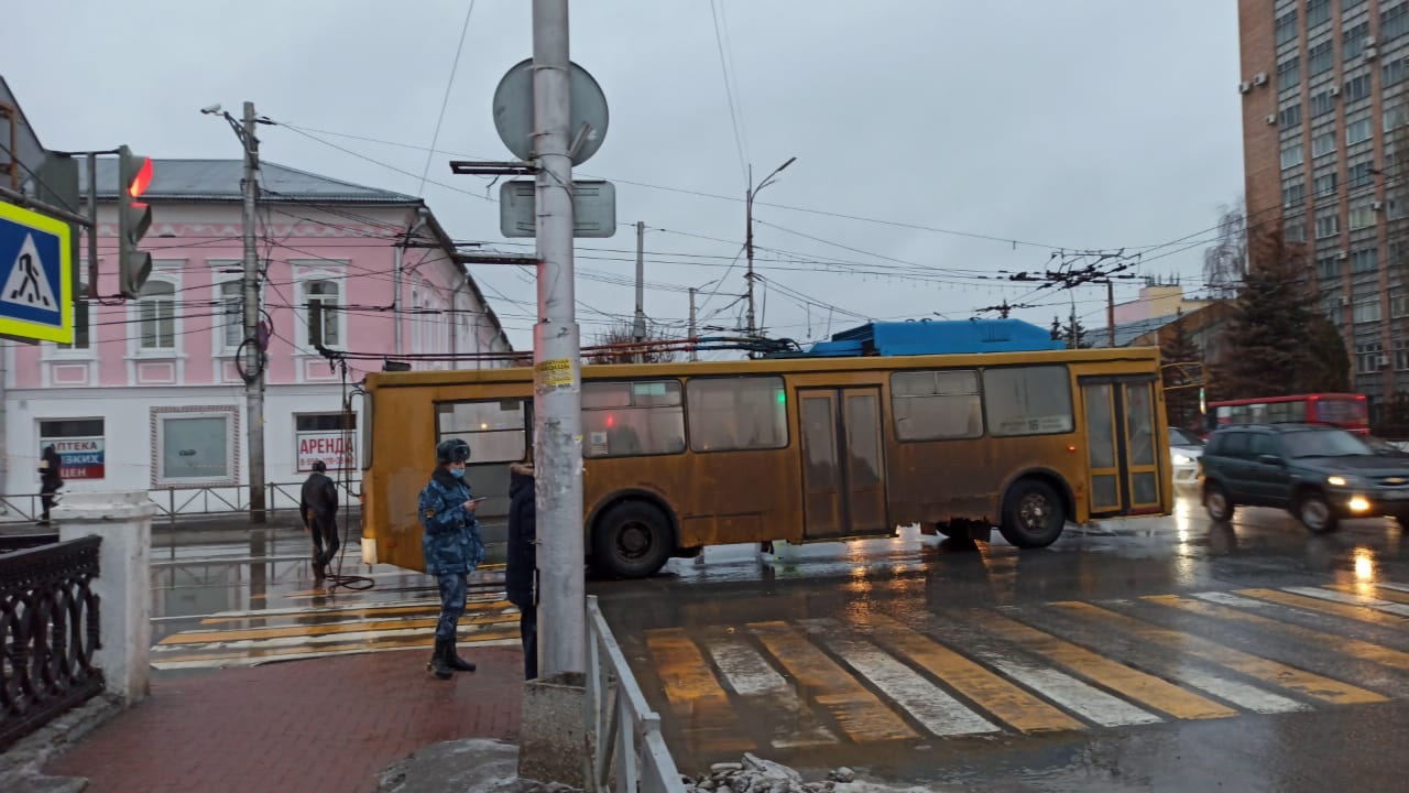 Из-за сломавшегося троллейбуса в центре Рязани образовалась пробка