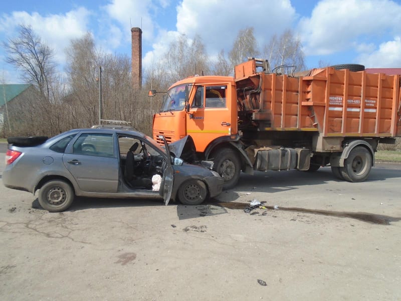 Три человека пострадали в аварии Lada Granta и мусоровоза в Ряжске