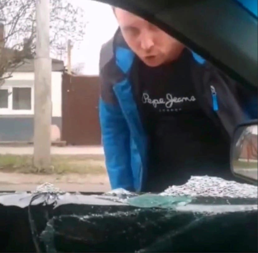 В Рязани разъяренный мужчина разбил окно в чужой машине из-за дорожного конфликта