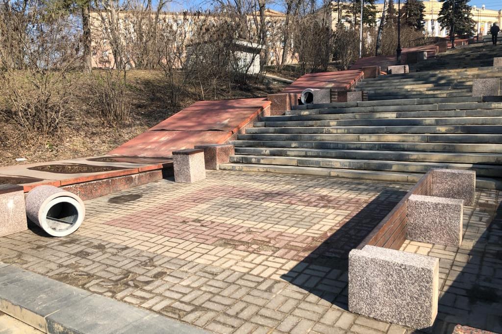 В Липецке вандалы испортили урны и скамейки на Петровском спуске