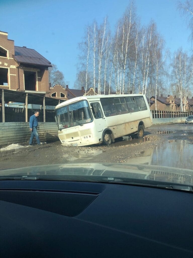 Автобус и легковушка провалились в яму с грязью в Костроме
