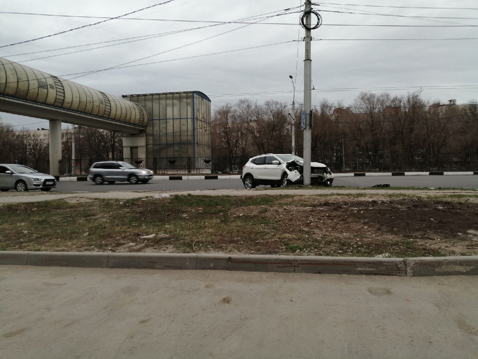 На Московском шоссе в Рязани иномарка врезалась в столб