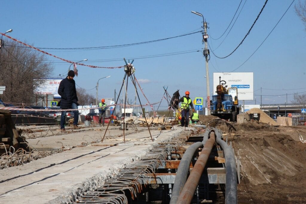 Ямы на мосту через Трубеж в Рязани заделают битумом