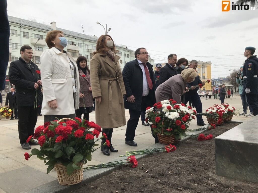 В Рязани возложили цветы к памятнику Циолковского в честь Дня космонавтики