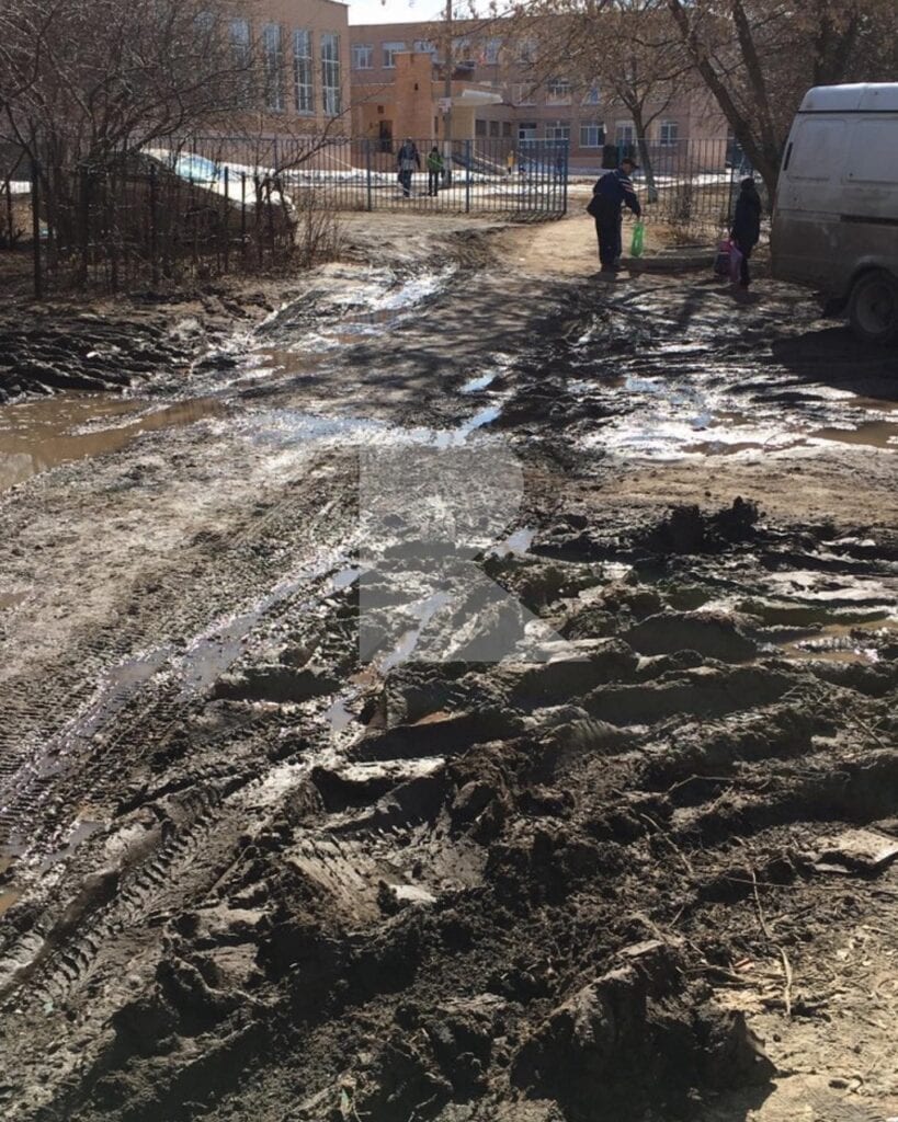 По дороге в школу рязанцы вынуждены преодолевать «грязевое препятствие»