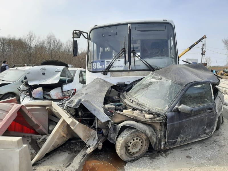 В Рязани разыскивают пассажира, который смог остановить попавший в ДТП автобус №98