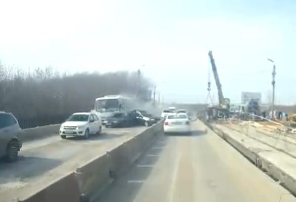 Опубликовано новое видео момента ДТП на мосту через Трубеж