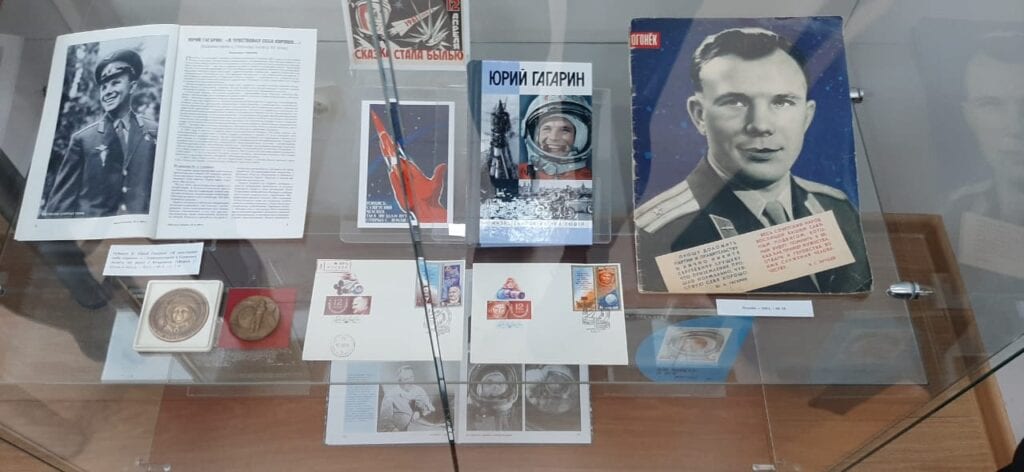 В библиотеке имени Горького открылась выставка ко Дню космонавтики