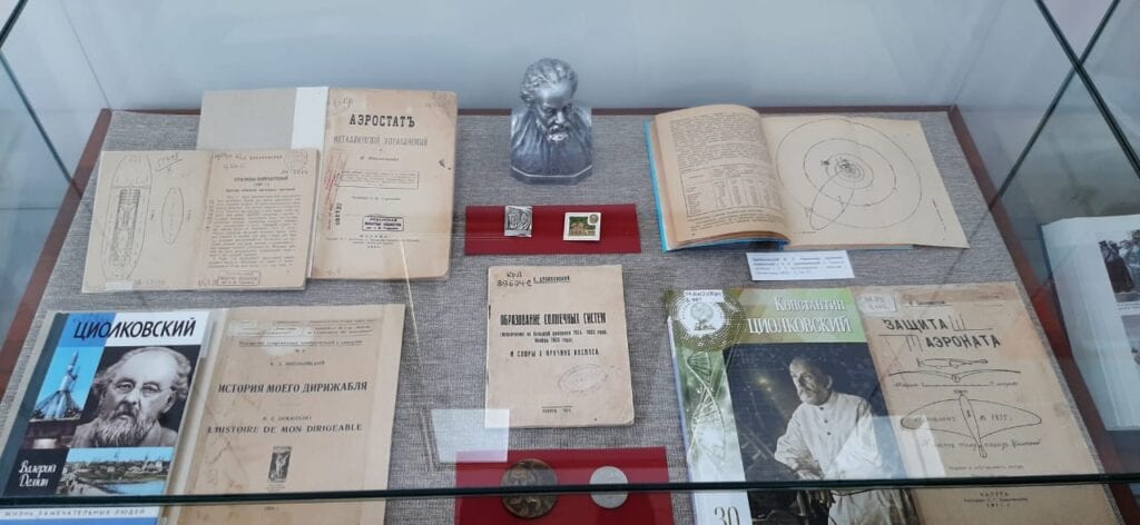В библиотеке имени Горького открылась выставка ко Дню космонавтики