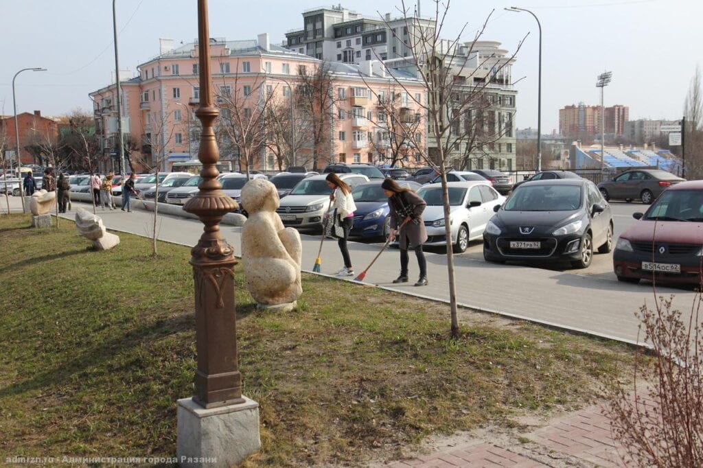 Сотрудники администарции вышли на уборку улиц Рязани