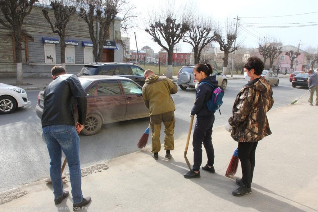 Сотрудники администарции вышли на уборку улиц Рязани